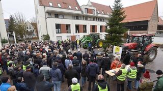 Schätzungsweise rund 300 Menschen haben sich am Sonntag auf dem Dorfplatz von Heddesheim eingefunden, um die Bürgerinitiative gegen das Umspannwerk Mannheim-Ost zu unterstützen.