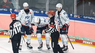 Mannheims Leon Gawanke (Mi.) muss nach dem hohen Stock des Berliners Yannick Veilleux von seinen Mitspielern Nick Cicek (li.) und Stefan Loibl vom Eis begleitet werden. Der Verteidiger konnte aber weiterspielen.