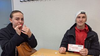 Christin Spieß und Jonathan Weisser lassen sich bei der Typisierungsaktion für Ben in Heidelberg testen.
