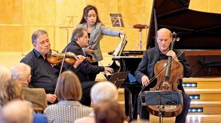 Professoren der Musikhochschule, darunter Rektor Rudolf Meister, spielen in der Aula des Schlosses für den guten Zweck.