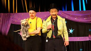 Das Kindertheater Mika & Rino unterhielt die ganze Familie mit Artistik und Humor zeigt.