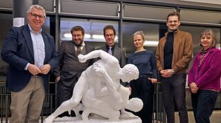 Übergabe der „Florentiner Ringergruppe“: v. l. Thorsten Riehle, Hiram Kümper, Christian Mann, Cornelia Ruhe, Jonas Brosig und Karin Schmiedebach.