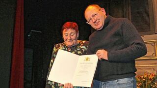 Oberbürgermeister Christian Specht überreichte Christa Krieger die Urkunde zur Ehrennadel des Landes Baden-Württemberg.