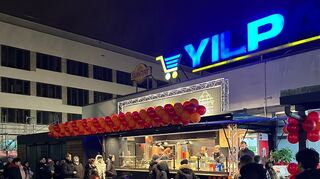 Der neue Dönertruck des Monnemer Döners vor dem Yilpa Supermarkt in Neckarau sorgt für ein unkompliziertes und authentisches Dönererlebnis nach Monnemer Art.