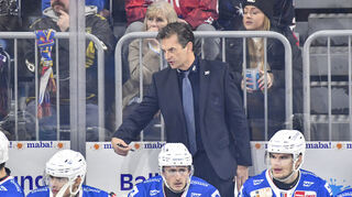 Mannheims Cheftrainer und Sportmanager Dallas Eakins (hinten) versucht, in Mannheim eine neue Kultur zu etablieren.