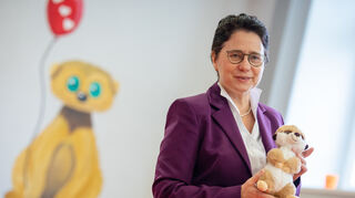 Marion Gentges (CDU), Justizministerin von Baden-Württemberg, stellt in einem Raum der Justizvollzugsanstalt Mannheim das neue JVA-Maskottchen "Toni" vor.