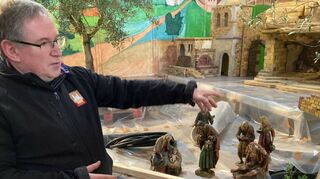 Domsakristan Markus Belz und sein Team bauen die Krippe im Speyerer Dom auf.