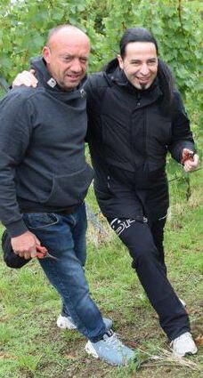 Karlheinz Spieß (l.) mit Bülent Ceylan bei der Weinwanderung 2022.