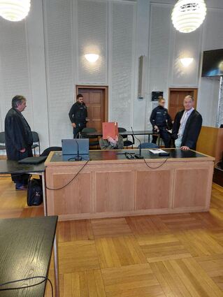 Der 28-jährige Angeklagte mit seinen Verteidigern Gilbert Krings (links) aus Ludwigshafen und Mathias Machmer aus Worms.