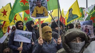 Kurden in Brüssel sorgen sich um ihre Landsleute in der autonomen Region Rojava in Nordsyrien. Sie fürchten einen Angriff der Türkei.