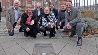 Neue Bronzeplatte verlegt: Manfred Fuchs (v.l.), Melanie Hartlaub, Fritz-Jochen Weber, Roswitha Henz-Best, Volker Proffen, Egon Manz und Johan Holten.