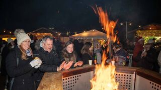 Gut gelaunt am Lagerfeuer: Die Besucher haben sichtlich Spaß.