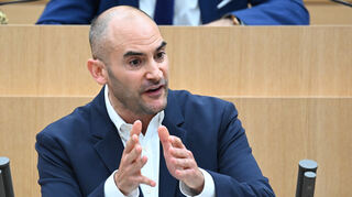 Danyal Bayaz (Bündnis 90/Die Grünen), Finanzminister von Baden-Württemberg, spricht im Landtag bei einer Debatte über den Haushalt.