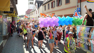 Viele Menschen schließen sich der bunten Parade an.