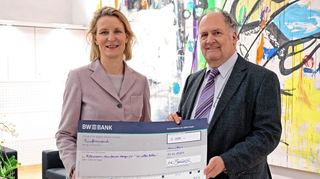 BW Bank-Vorstandsmitglied Ann-Kristin Stetefeld überreicht die Spende der BW Bank an Peter W. Ragge, 2. Vorsitzender des „MM“-Hilfsvereins.