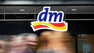 Die Drogeriemarktkette dm könnte künftig rezeptfreie Medikamente online anbieten.