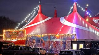 Auf dem Neuen Messplatz verbreitet das Zelt des Mannheimer Weihnachtscircus festlichen Glanz.