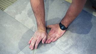 Eben und glatt soll es werden: Dafür untersucht man vorher den Boden mit Hilfe der Klopf-Probe zuerst auf hohle Stellen.