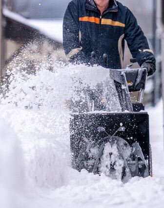 Wer für Winterdienste Dienstleister beauftragt, kann die Kosten als haushaltsnahe Dienstleistung von der Steuer absetzen.