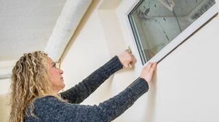 Häufiges Lüften kann dabei helfen, die Radonkonzentration in einem Gebäude zu verringern.