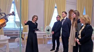 Im „Erlebnisraum Hofmusik“: Uta Coburger (v.l.) führt Dekan Karl Jung, Corbinian und Magdalena von Bayern sowie Helen Heberer durchs Schloss.