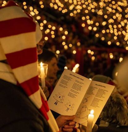 Fußball: Bundesliga, Weihnachtssingen beim 1. FC Union Berlin: Tausende Menschen nehmen am Weihnachtssingen in der Alten Försterei teil. (zu dpa: «28 500 Union-Fans bei Rückkehr des Weihnachtssingens dabei») +++ dpa-Bildfunk +++