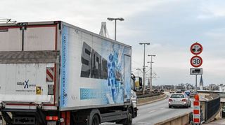 <p>Auf der Schumacher-Brücke gilt das Abstandsgebot und Tempolimit für Lkw seit Anfang Dezember.<br></p>