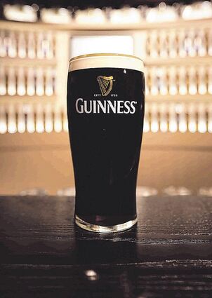 Guinness ist bei jungen Leuten zunehmend beliebt – das könnte erklären, warum die irische Brauerei offenbar Lieferschwierigkeiten hat.
