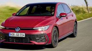 Das VW-Zeichen und die Leiste unter der roten Linie im Kühlergrill leuchten nun beim Golf GTI.
