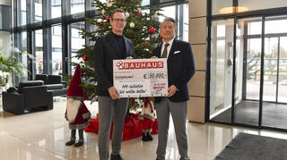 Größte Einzelspende: Florian Kranefuß (l.) dankt für den „MM“-Hilfsverein Daniel Barth von der Bauhaus-Unternehmensleitung für die großzügige Unterstützung von „Wir wollen helfen“.