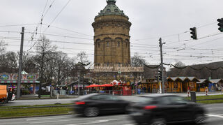 Am Wasserturm befindet sich der größte der drei Mannheimer Weihnachtsmärkte.