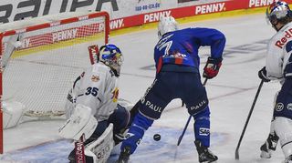 Adler-Verteidiger John Gilmour (Mitte) überwindet Münchens Torhüter Mathias Niederberger zum 1:0 für Mannheim.