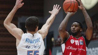 Würzburgs Nelson Phillips (rechts) wird von Woche zu Woche ein wichtigerer Faktor im Spiel der Baskets. Links Im Bild ist der frühere Crailsheimer Aleksa Kovacevic zu sehen.