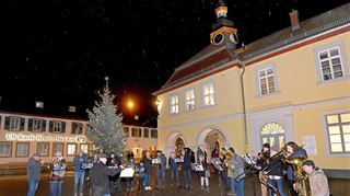 Große und kleine Musikerinnen und Musiker am Seckenheimer Rathaus beim Auftakt zum „Kurrendeblasen“ der Erlöserkirche.
