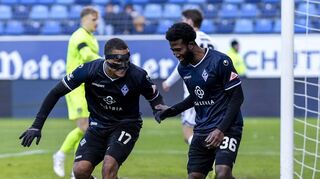 Sein zweites Saisontor feierte Kelvin Arase (r.) mit einem kleinen Tänzchen mit Samuel Abifade.