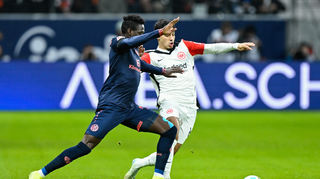 Danny da Costa (l.) von Mainz und Frankfurts Farès Chaïbi kämpfen um den Ball.