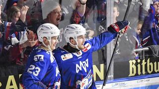 Jubel nach dem entscheidenden 2:1 für die Adler: Torschütze Kristian Reichel (r.) mit Jyrki Jokipakka.