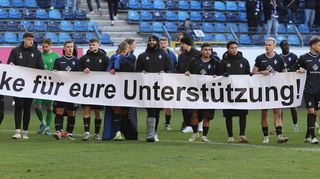 „Danke für eure Unterstützung“: Mit einem Banner bedankten sich die Profis des SV Waldhof nach dem 1:1 gegen Bielefeld am Sonntag bei ihren Fans.