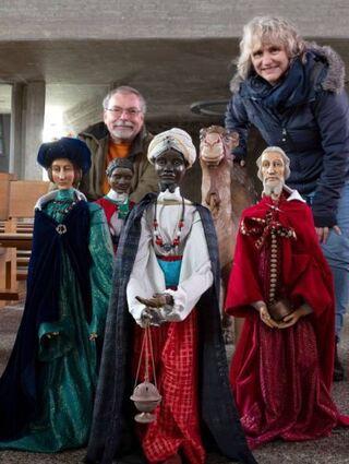 Die großen Krippenfiguren in Angelbachtal, mit Berno Müller und Dorothea Burkhardt.