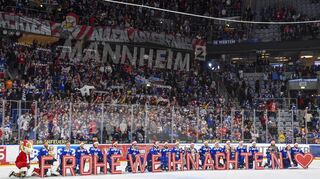 Spieler und Fans der Adler Mannheim wünschten allen ein frohes Weihnachtsfest.