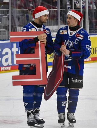 Torschütze und Kapitän der Adler: Kristian Reichel (li.) mit Marc Michaelis.