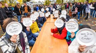 In Ladenburg gibt es den dringenden Wunsch nach einer Schulmensa: Eine Protestaktion am Carl-Benz-Gymnasium im November 2022.