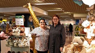 Patricia Breitling (v.l.) und Sabine Scherdel in der Galeria-Filiale am Mannheimer Paradeplatz. Beide sind seit mehr als 35 Jahren im Unternehmen.