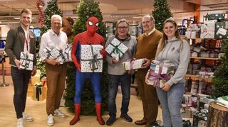 Galeria-Chef Niko Rauch (v.l.), Geschäftsführender Vorsitzender vom Hilfsverein, Matthias Bretschneider, Spiderman, Hilfsverein-Mitarbeiter Walter Schafar, Peter W. Ragge, 2. Vorsitzender vom Hilfsverein, und Jennifer Schäfer (SV Waldhof).