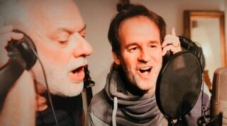Florian Sürie (r.) alias artistwithoutaname mit Roland Junghans im Studio.