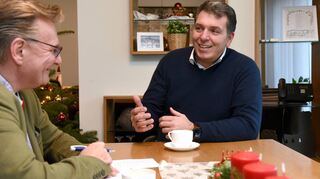 Aufgeräumte Stimmung am Ende eines schwierigen Jahres: Bürgermeister Christoph Oeldorf (r.) stellt sich den Fragen von „MM“-Redakteur Konstantin Groß.