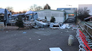 Aus bislang unbekannter Ursache ist es am Mittwochabend in Schriesheim zu einer Verpuffung im Außenbereich einer Eventlocation gekommen.