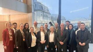 Der derzeitige LEBK-Vorstand mit einigen Abgeordneten im Landtag.