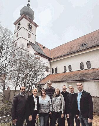 Fototermin vor St. Michael in Bürstadt (v.l.): Pater Biji, Bettina Seibert, Birgit Bongiorno, Michael und Iris Held, Virginijus Grigutis, Adam Malczyk und Christian Rauch freuen sich auf die Neugründung der Alfred-Delp-Pfarrei.