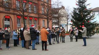 Gemeinsam spielen der KKMV und der Evangelische Posaunenchor auf dem Schillerplatz.